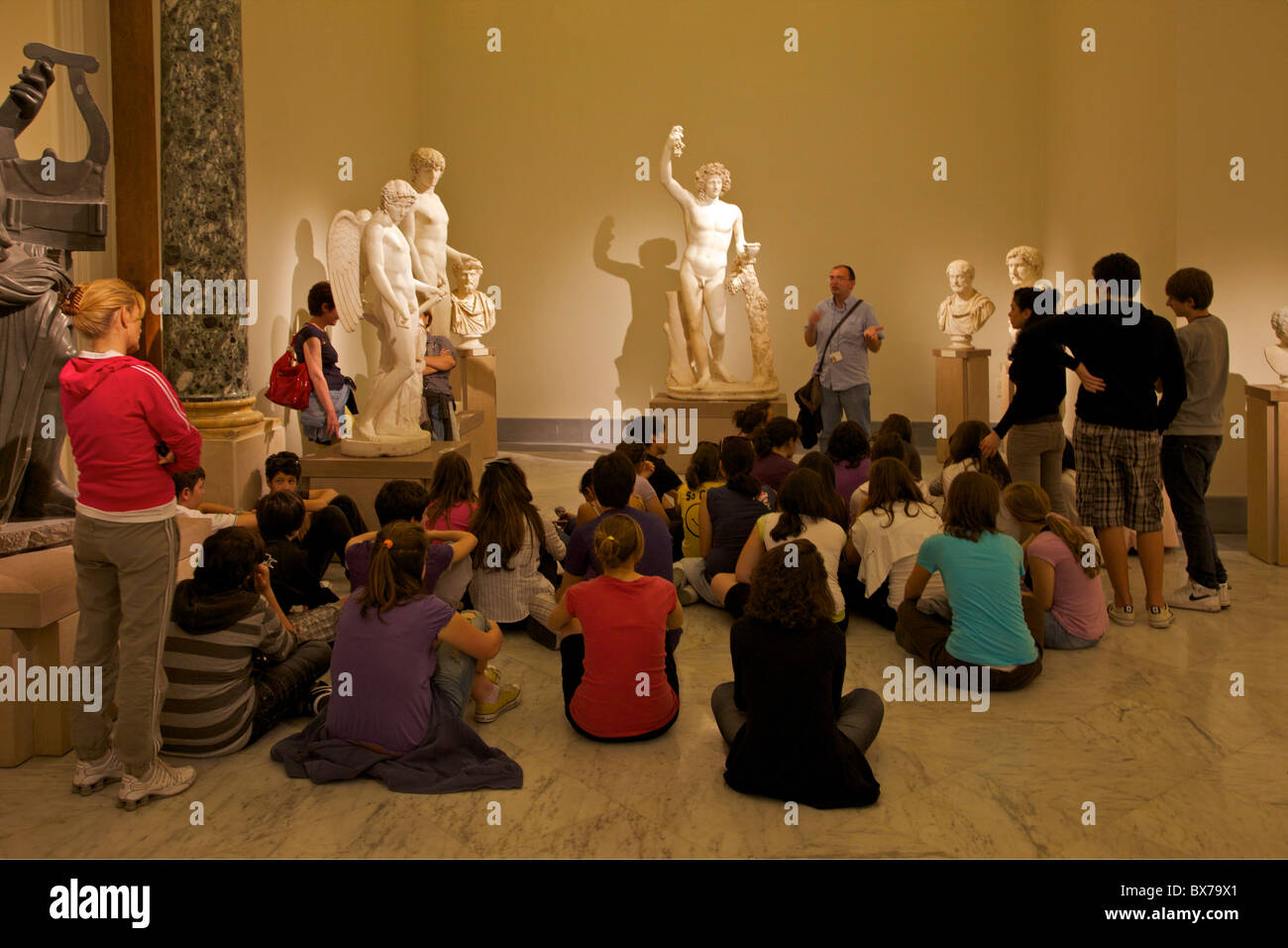 Aprendizaje de los escolares acerca de la escultura romana en el Museo Arqueológico Nacional de Nápoles, Campania, Italia, Europa Foto de stock