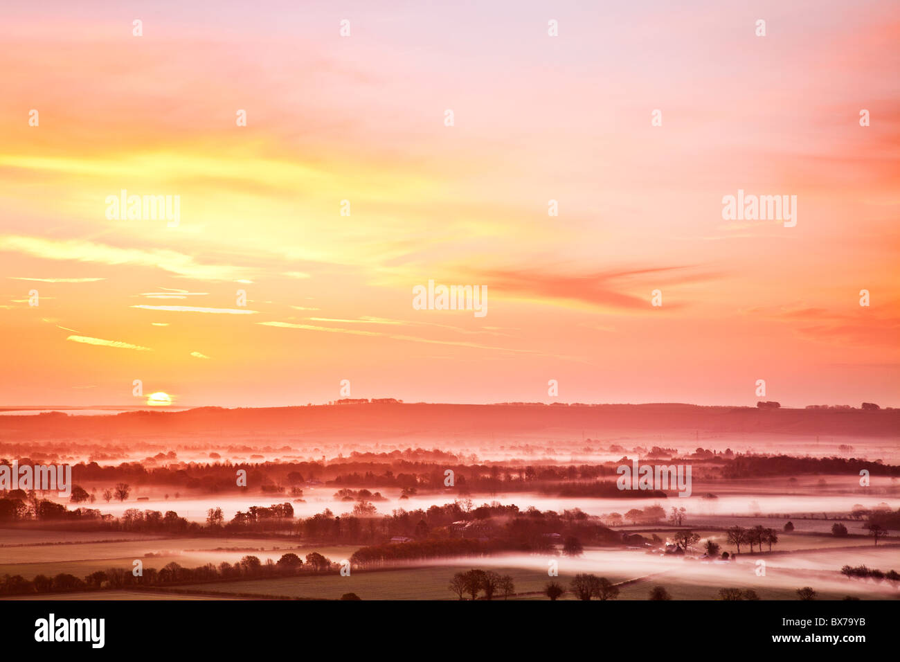 Misty otoño amanecer desde Knapp Hill en el valle de Pewsey, en Wiltshire, Inglaterra, Reino Unido. Foto de stock