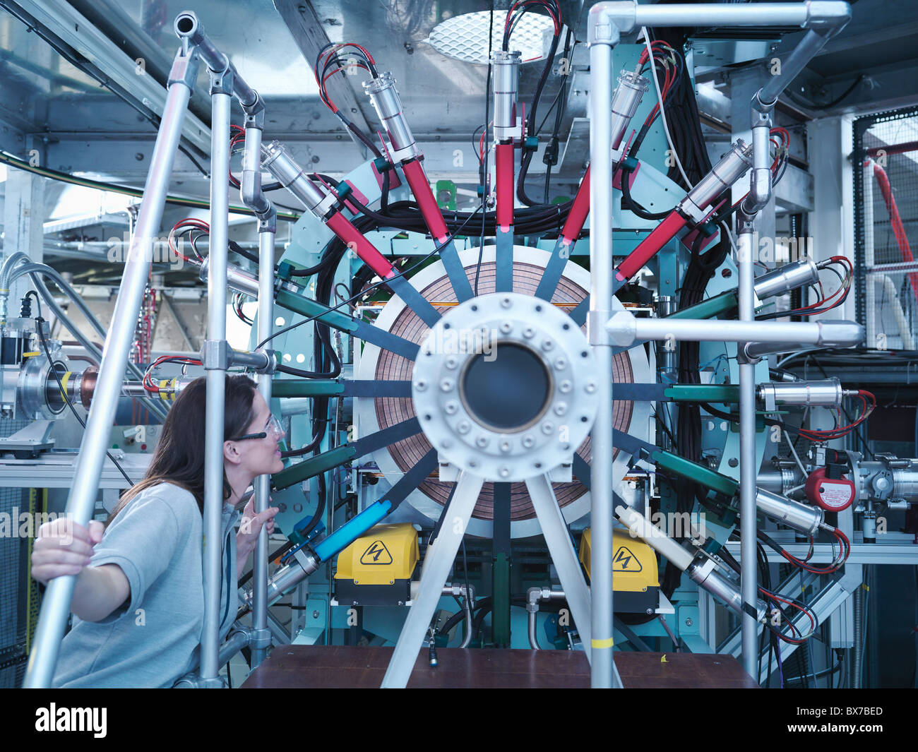 Scientist inspecciona el acelerador de partículas Foto de stock