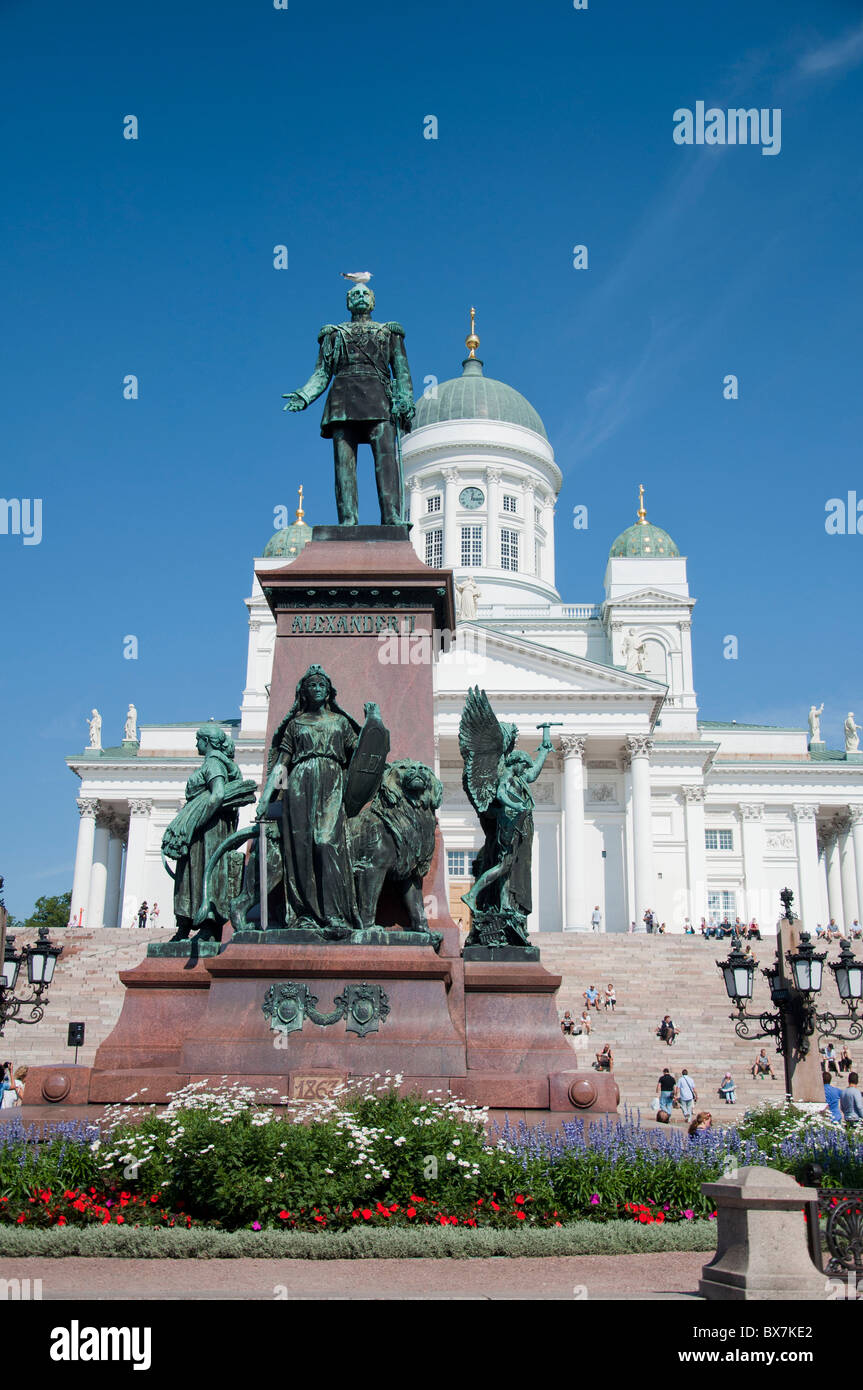 La estatua del emperador Alexander II en la Plaza del Senado en frente de la Catedral de Helsinki en Helsinki, Finlandia. Foto de stock