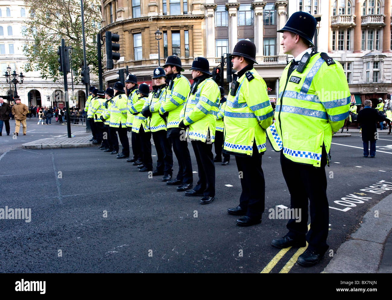 Una línea de policías metropolitanos en una manifestación en Londres. Foto de stock