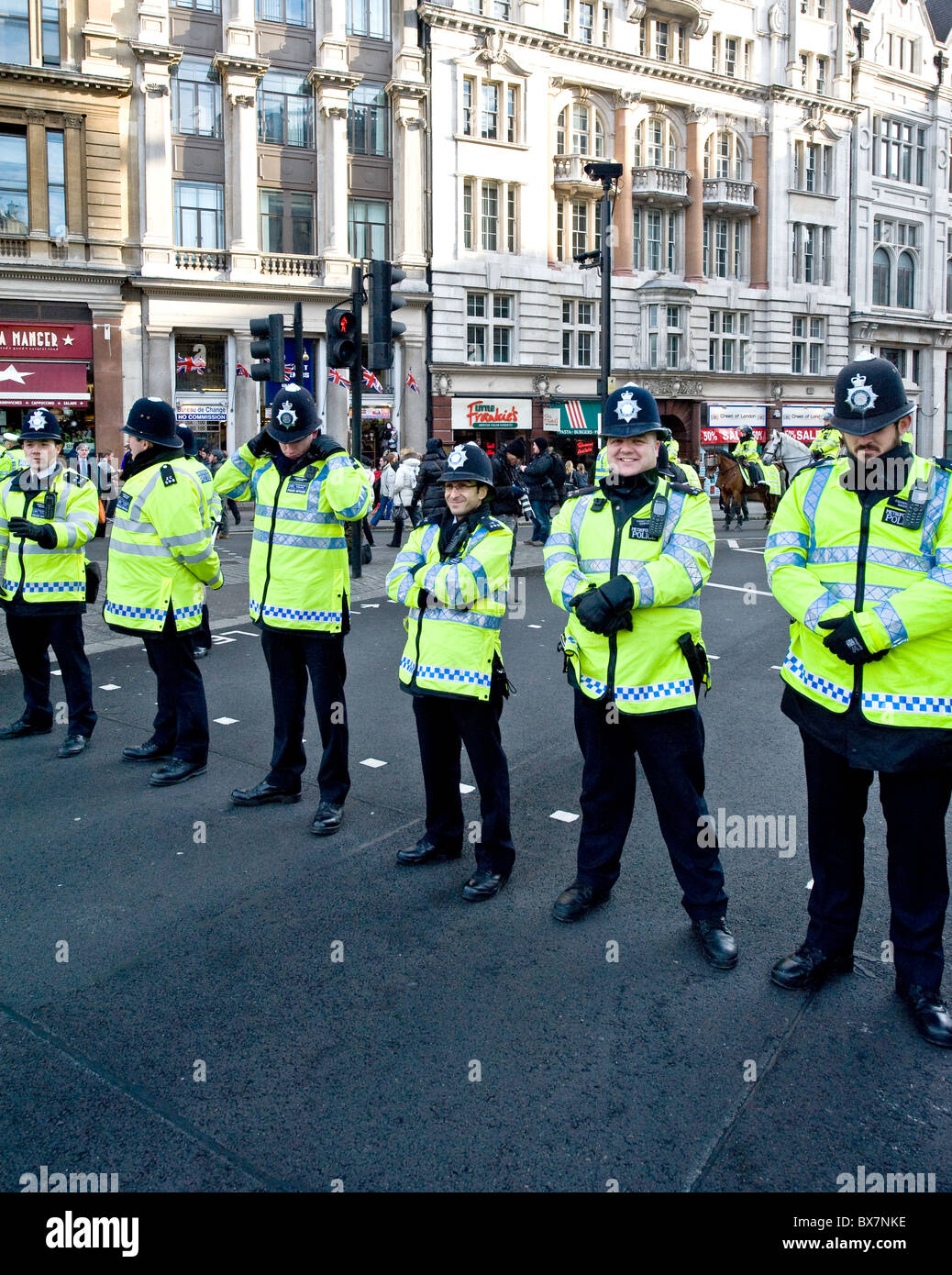 Una línea de policías metropolitanos en una manifestación en Londres. Foto de stock