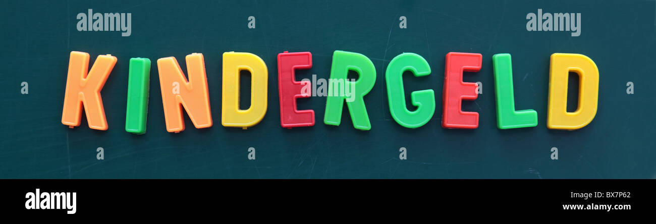 El término alemán para el subsidio infantil en letras de colores en un pizarrón. Foto de stock