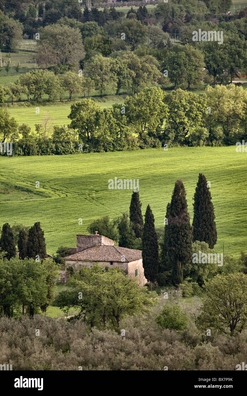 Umbría, Italia, una antigua granja rodeada por la naturaleza y la campaña Foto de stock