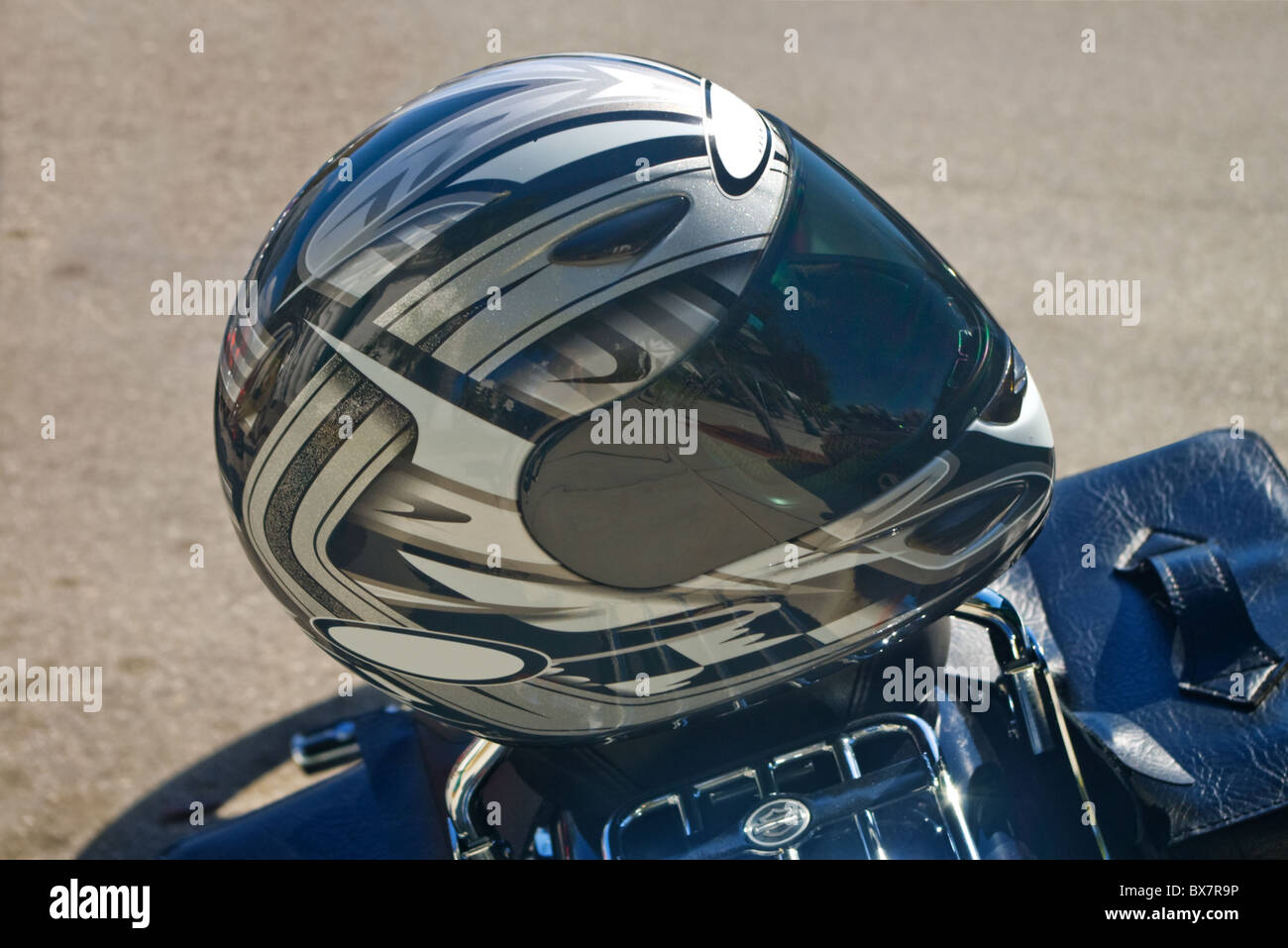 Un lujoso casco con plena cobertura en la parte de atrás de una moto en el trueno en el rally de la Bahía de Sarasota, Florida. Foto de stock