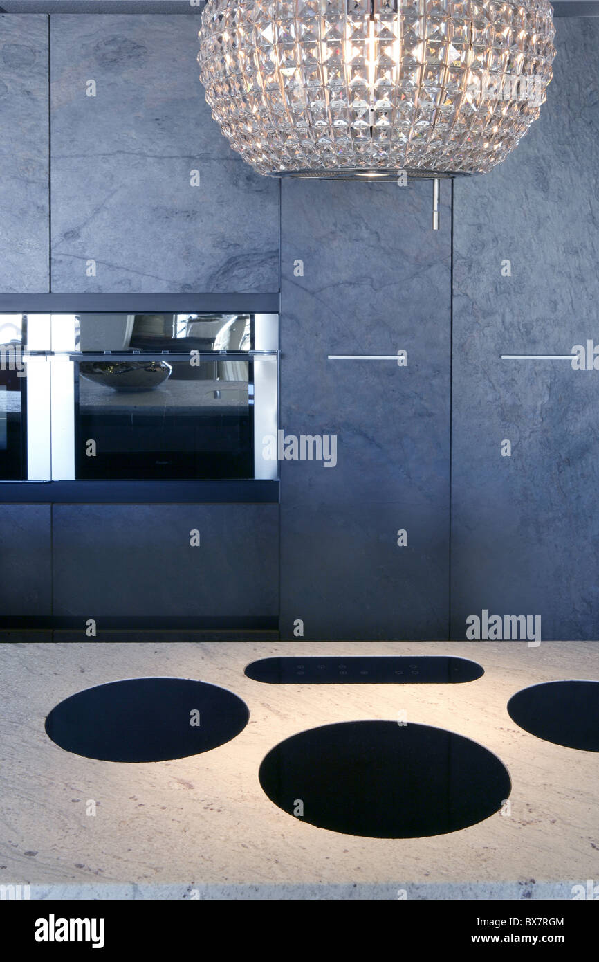 Muebles de cocina de piedra pizarra banco de mármol vitrocerámica integrado  Fotografía de stock - Alamy
