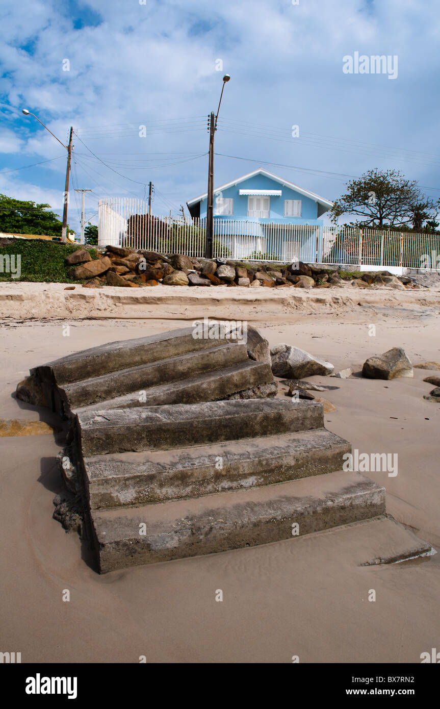 Escalera en la playa, mostrando la destrucción causada por encreasing del nivel del mar durante los últimos años. La costa de Paraná, sur de Brasil. Foto de stock