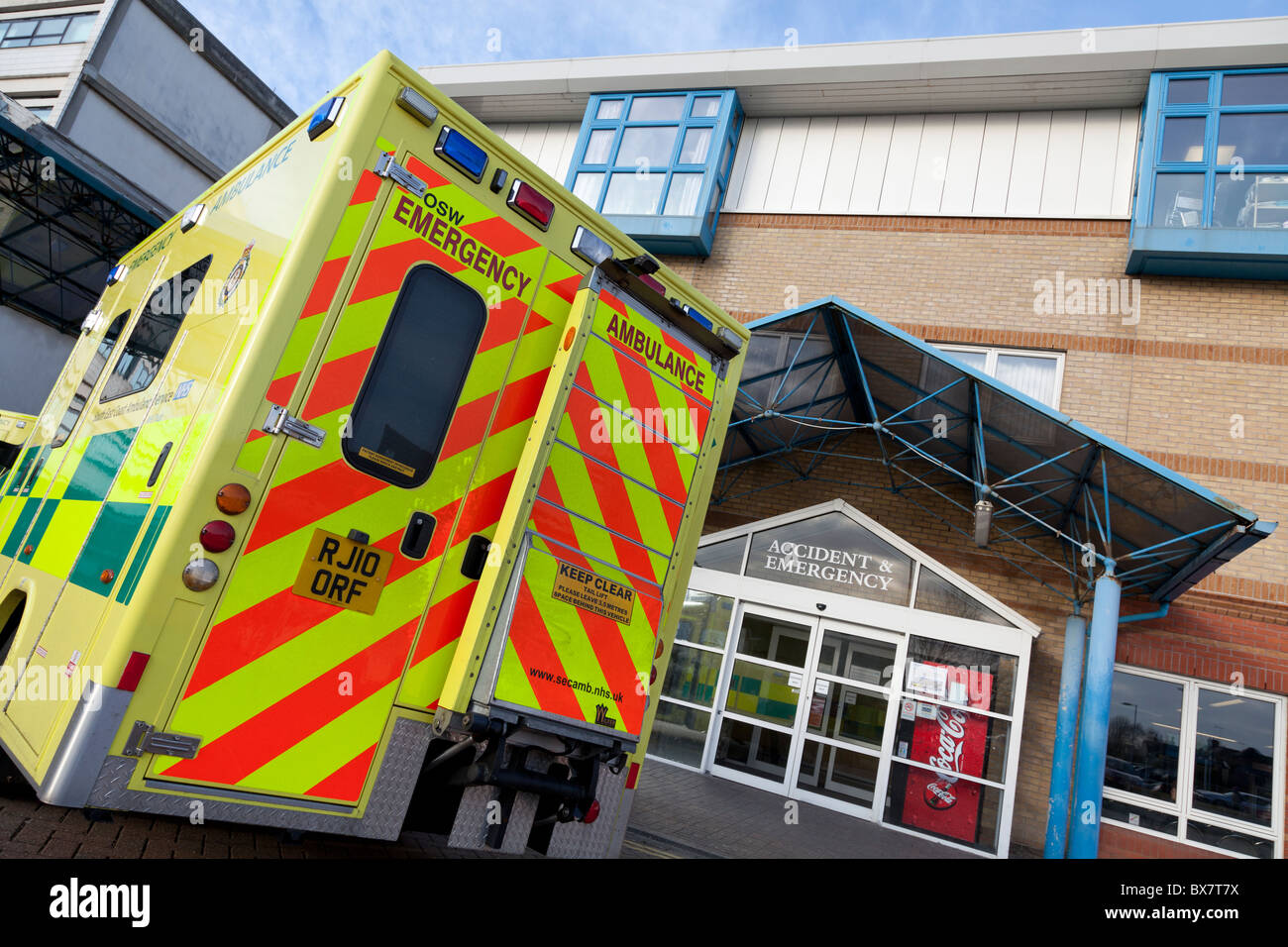 Ambulancia de emergencia estacionados fuera de accidentes y urgencias del hospital entrada Foto de stock