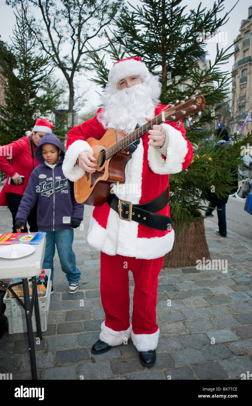 París, Francia, las celebraciones de Navidad, los niños con Santa Claus, cantando 'Pere Noël", calle exterior Foto de stock