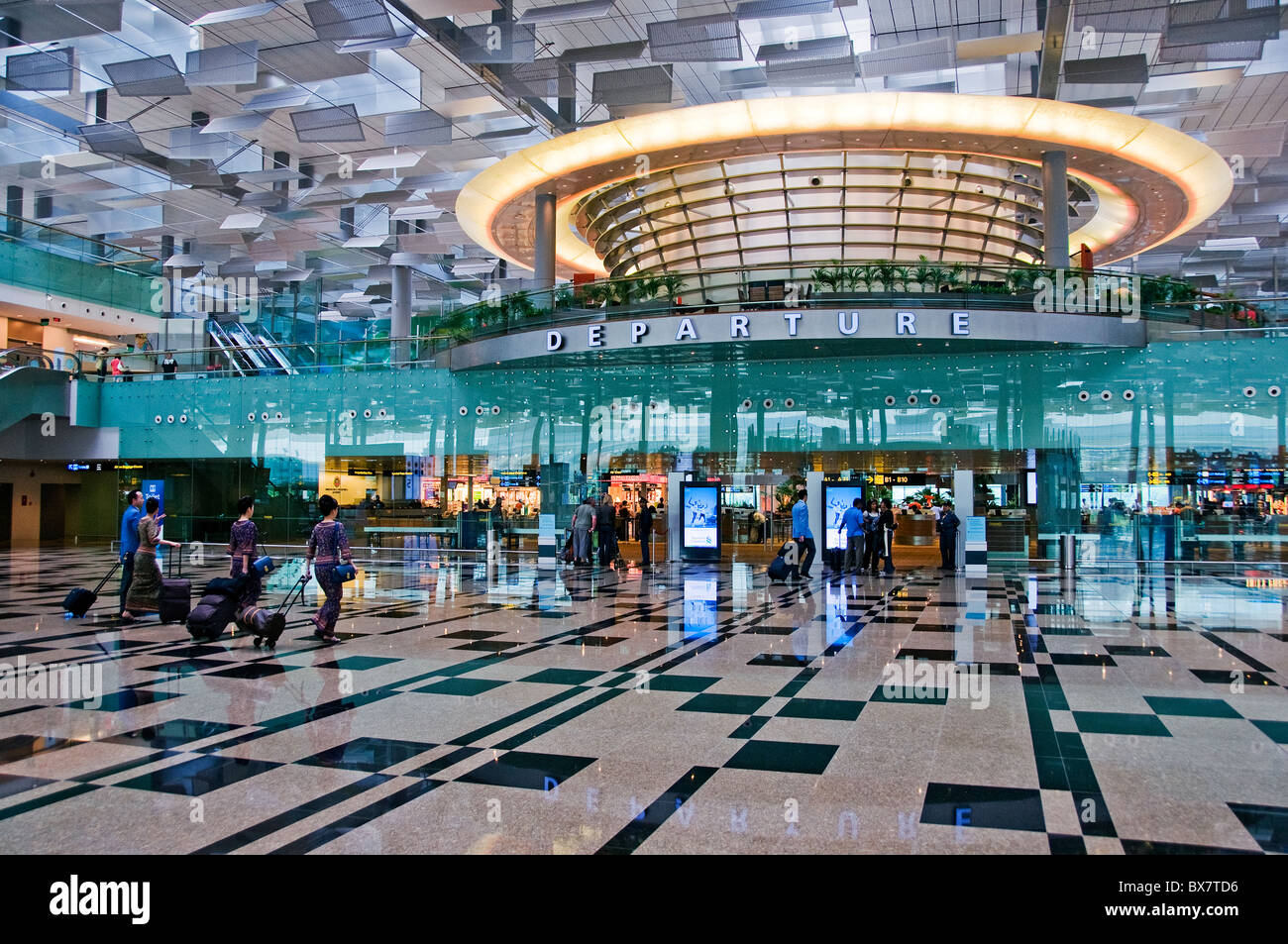 Interior de la nueva y moderna terminal del aeropuerto Changi de Singapur en el sudeste de Asia Foto de stock
