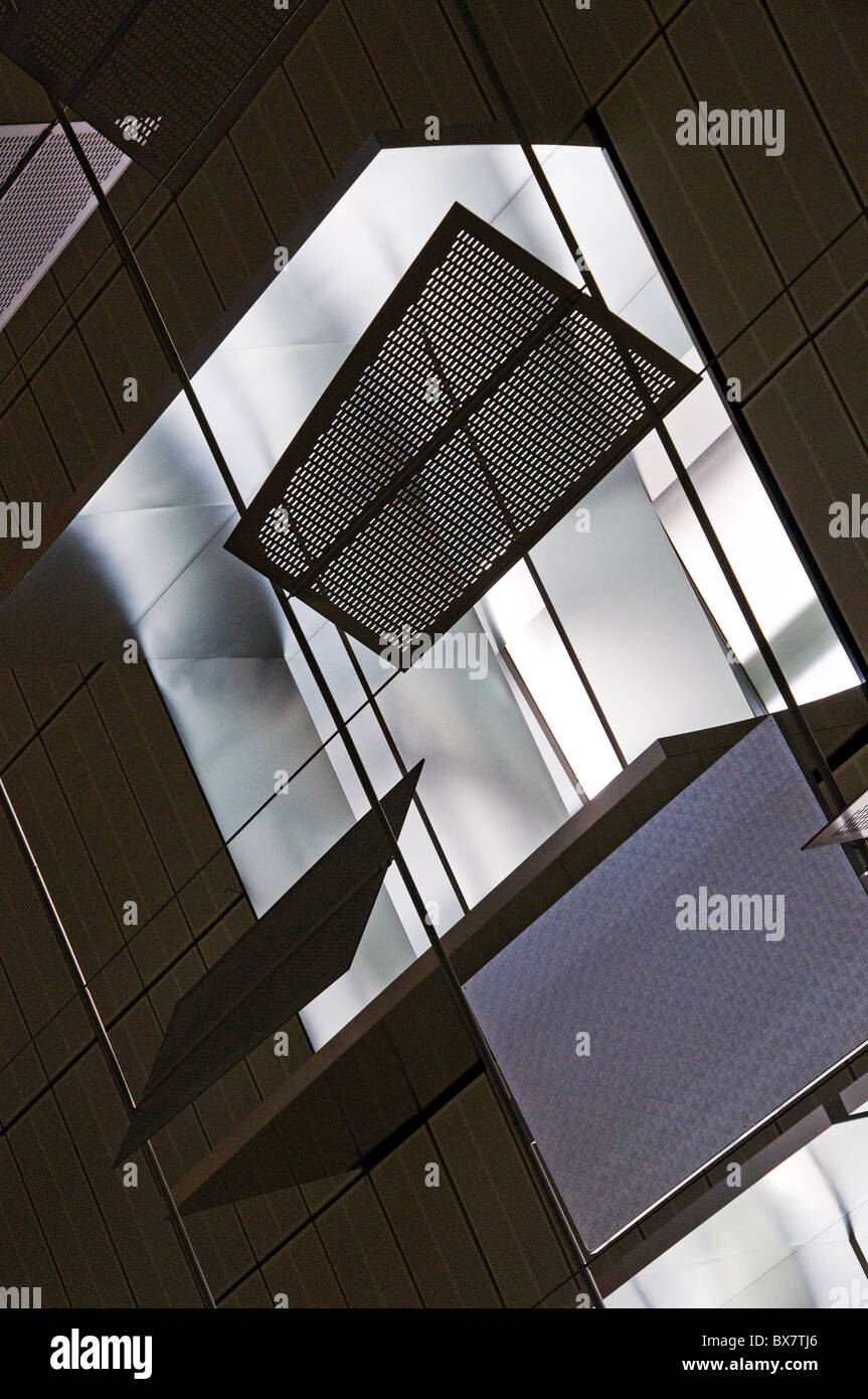 Rejillas de control de luz en el interior de la nueva y moderna terminal del aeropuerto de Changi de Singapur en el sudeste asiático Foto de stock