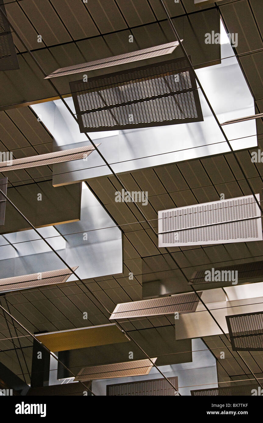 Rejillas de control de luz en el interior de la nueva y moderna terminal del aeropuerto de Changi de Singapur en el sudeste asiático Foto de stock