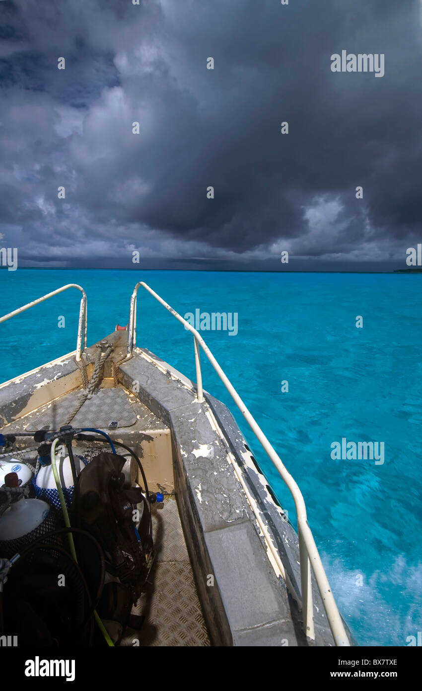 La partida hasta el sitio de buceo en el monzón, Cocos Keeling atoll laguna, Océano Índico Foto de stock