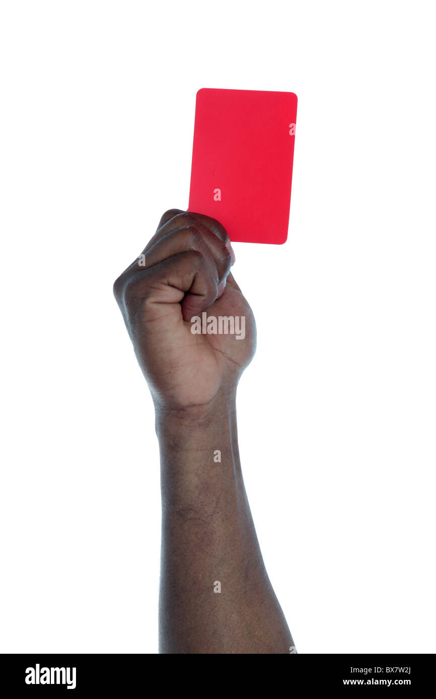 Una mano humana de piel oscura sosteniendo una tarjeta roja como símbolo de lucha contra el racismo. Todo sobre fondo blanco. Foto de stock