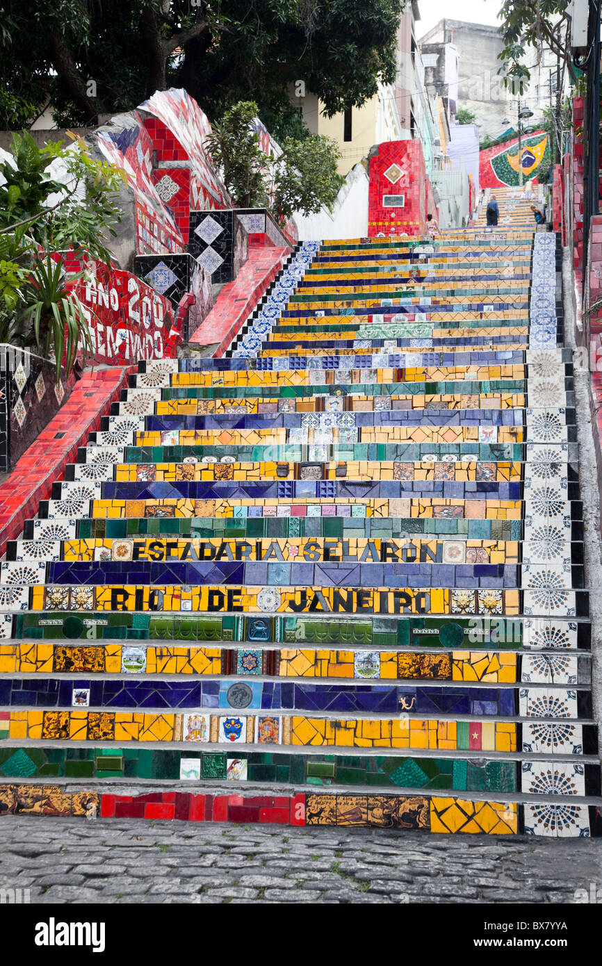 Escadaria Selarón (Escalera de Selaron), un colorido mosaico de atracción turística en la zona de Lapa de Río de Janeiro, Brasil Foto de stock