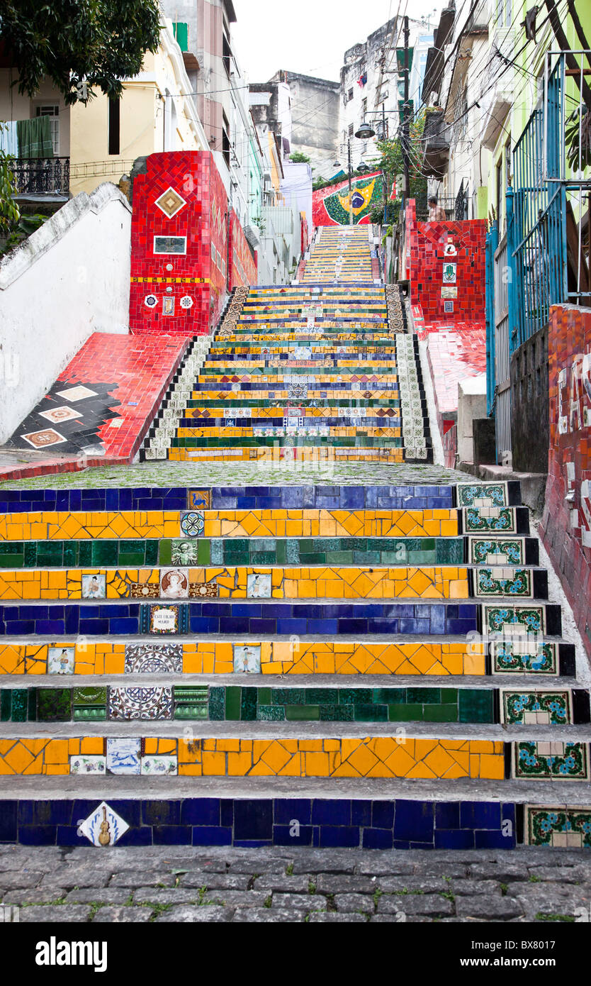 Escadaria Selarón (Escalera de Selaron), un colorido mosaico de atracción turística en la zona de Lapa de Río de Janeiro, Brasil Foto de stock