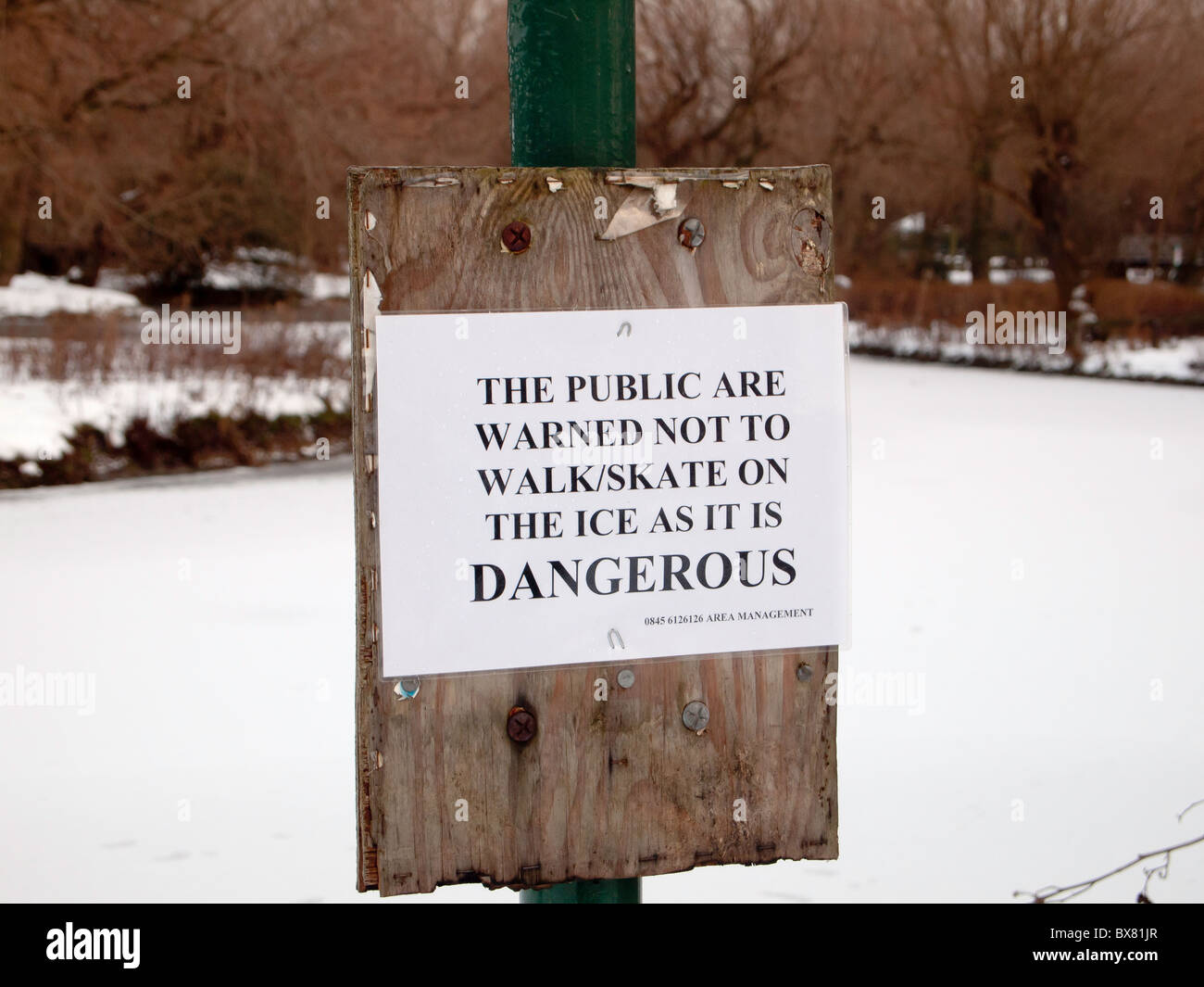Aviso de peligro: el público está advertido de no caminar o patinar sobre hielo como es peligroso Foto de stock