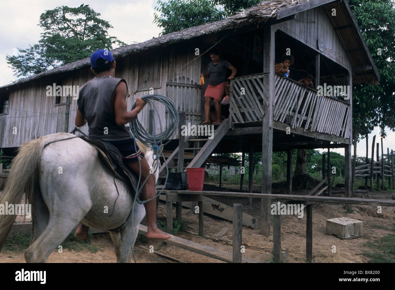 El hombre a caballo contra pilotes . Camutins MARAJO isla Estado de Pará. Brasil (Amazonas) Foto de stock
