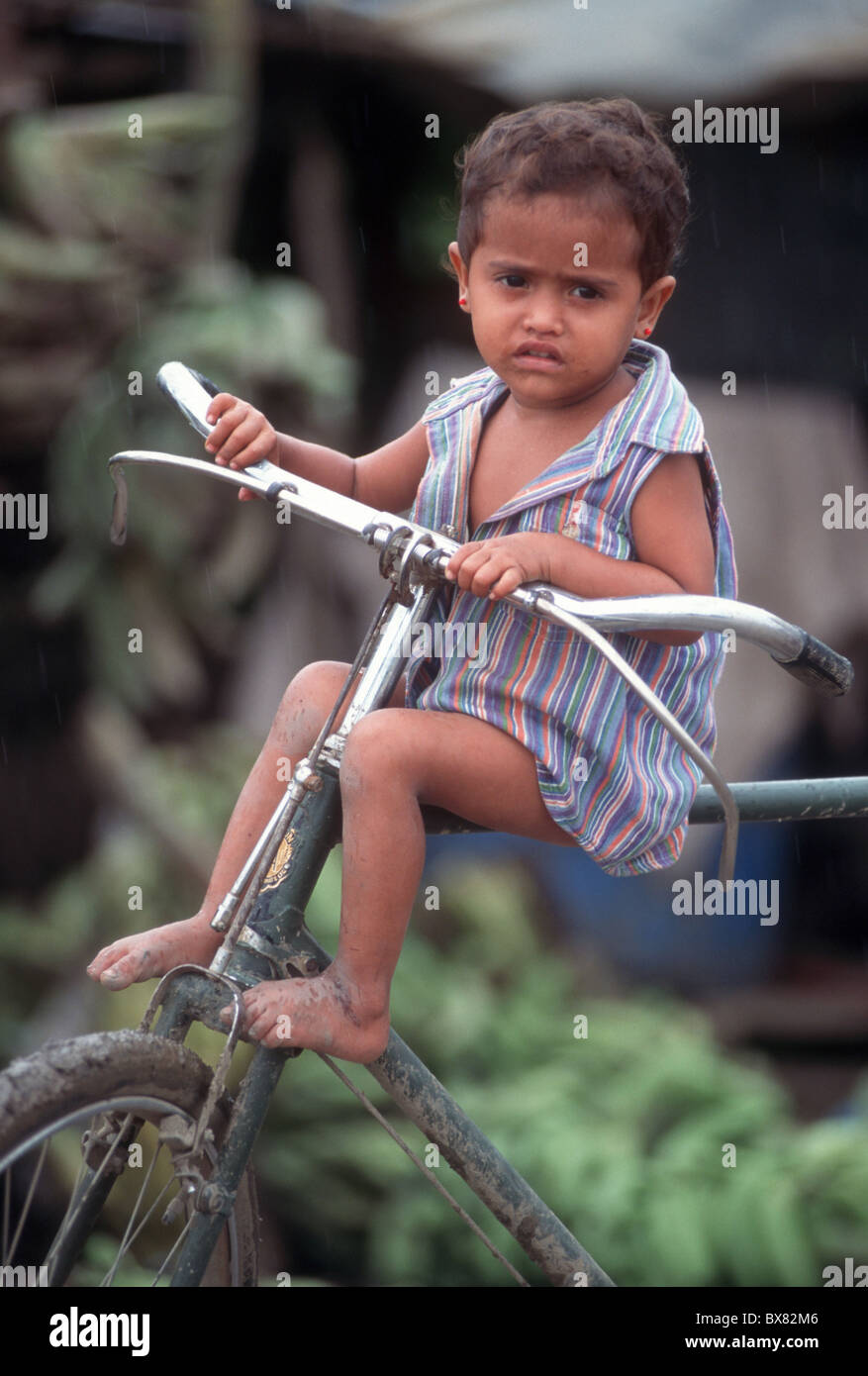 HONDURAS. Ni o jugando EN BICICLETA EN SAN PEDRO SULA Fotograf a