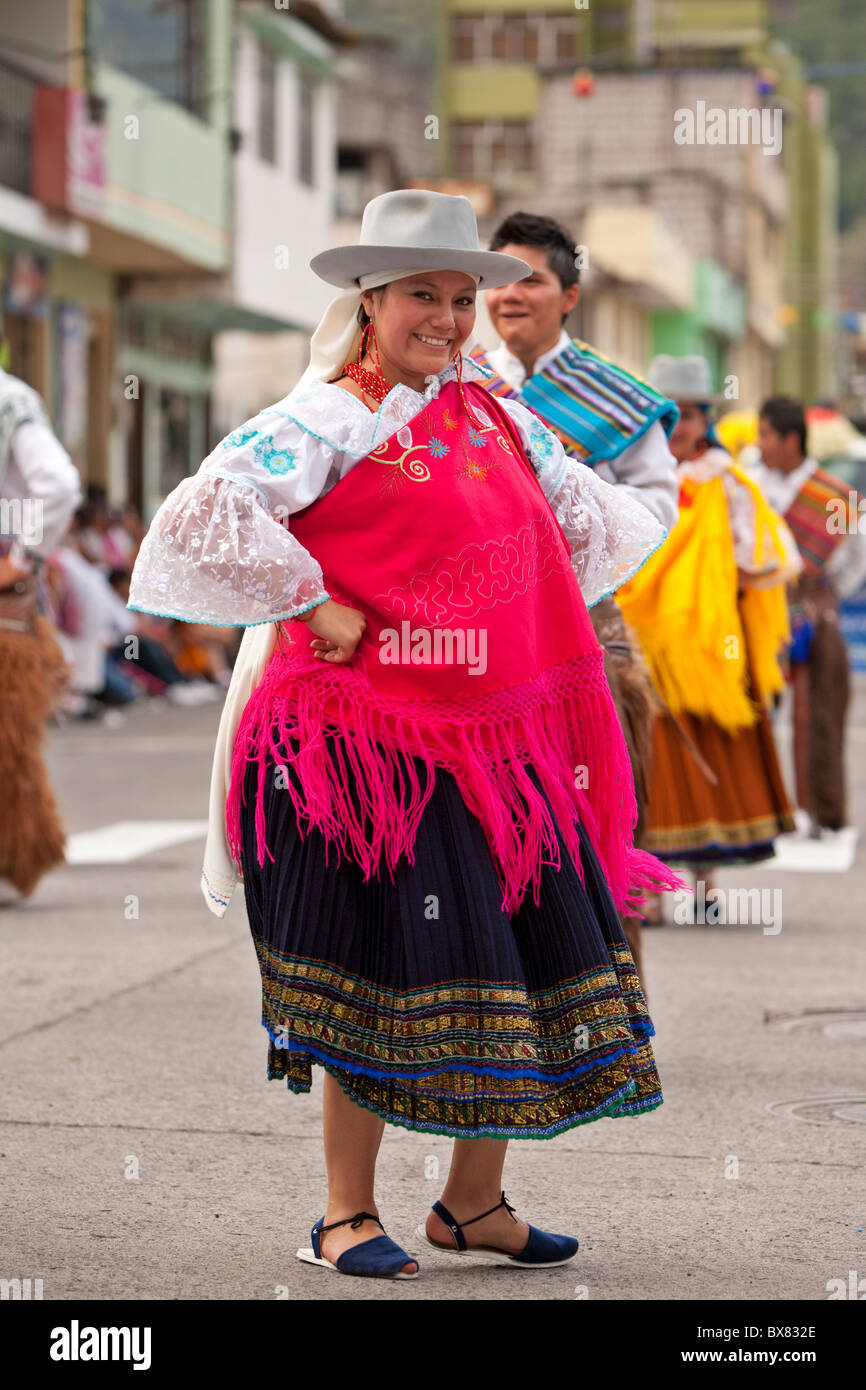 Retrato de las mujeres que participan en las celebraciones en la ciudad de  Banos Ecuador viste un traje típico para esta provincia el 11 de diciembre  Fotografía de stock - Alamy