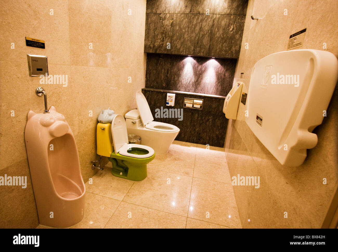 Moderno baño coreano fotografías e imágenes de alta resolución - Alamy