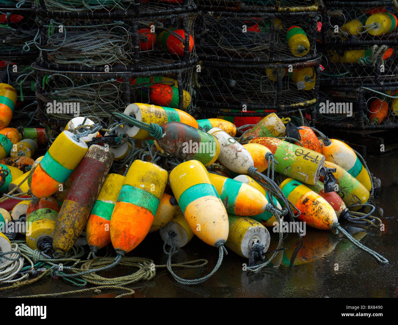 Montones de coloridos cangrejos boyas, ollas, y cuerdas sobre la costa de Oregón. Foto de stock