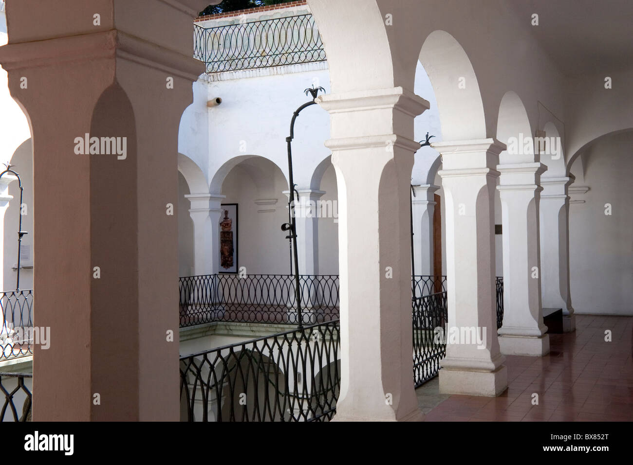 Detalles de la arquitectura colonial española, el interior de edificios, en Oaxaca, México Foto de stock