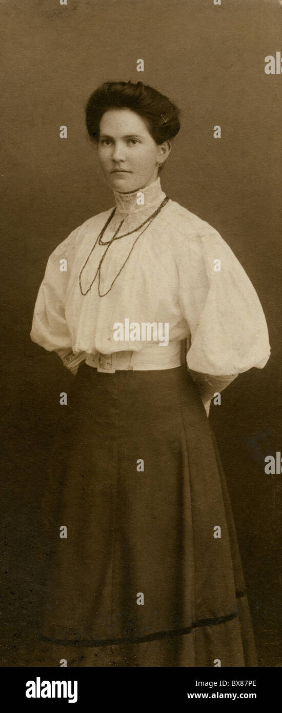 Gente, mujeres, 1900 - 1930, disparo de estudio de una joven mujer,  alrededor de 1910 / 1920, longitud