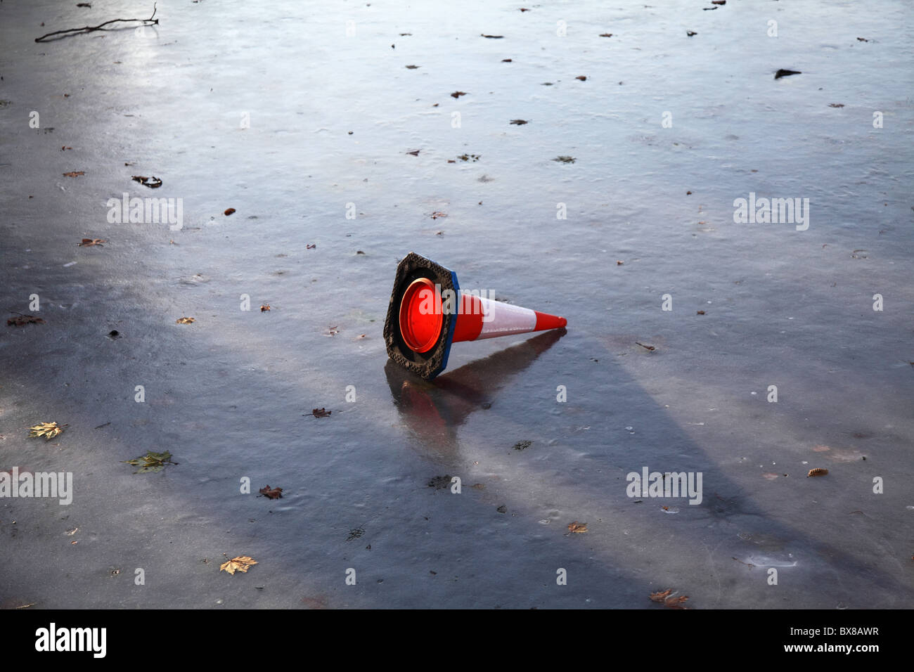 Un cono de tráfico en un río congelado. Londres. Foto de stock