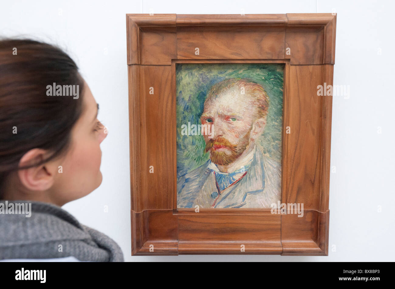 Mujer mirando la pintura Autorretrato de Vincent van Gogh en el Kroller-Muller Museum en los Países Bajos Foto de stock