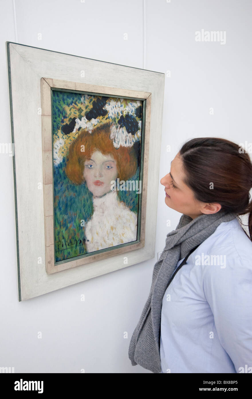 Mujer mirando la pintura retrato de una mujer (la Madrillenian) por Pablo Picasso en el Kroller-Muller Museum en los Países Bajos Foto de stock