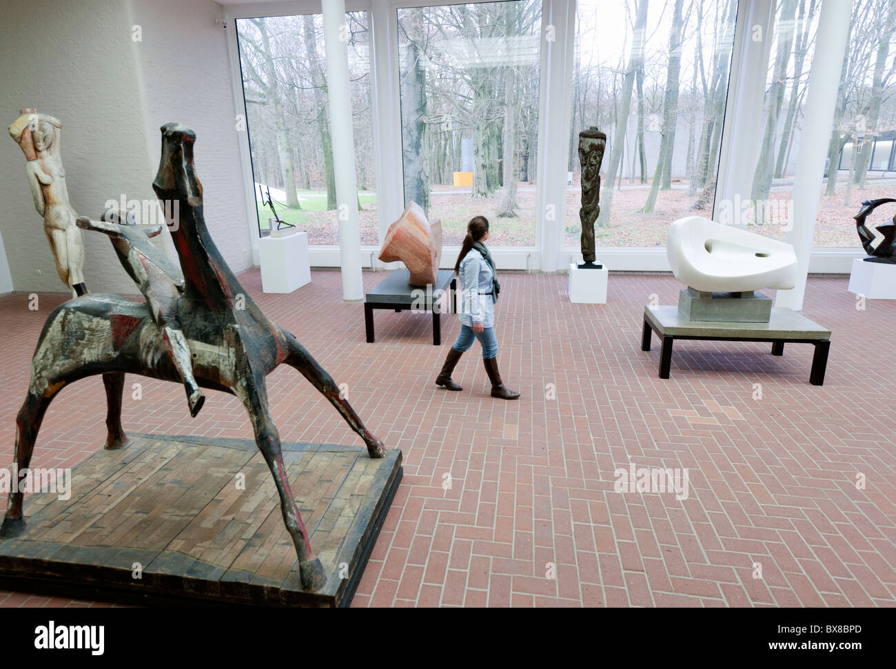 Sala de escultura en el Kroller-Muller Museum en los Países Bajos Foto de stock