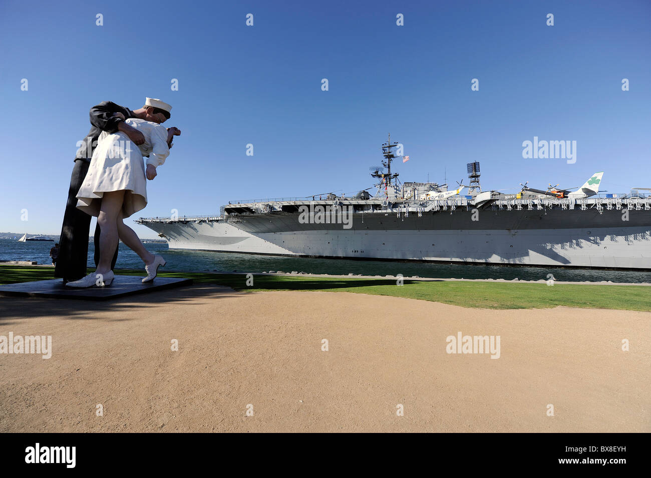 La estatua del beso marinero besando a una mujer después de la guerra en el portaaviones USS Midway Museum en San Diego, California Foto de stock
