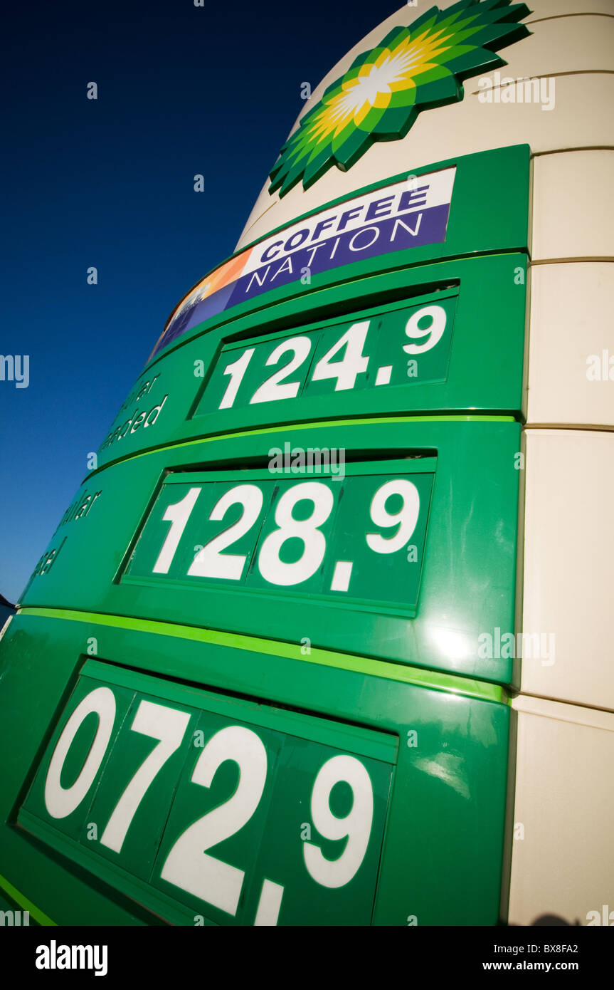 Los altos precios del combustible diesel gasolina en el Reino Unido costes costes ejecutando impuesto impuestos deber bp British Petroleum gasolinera explanada de llenado Foto de stock