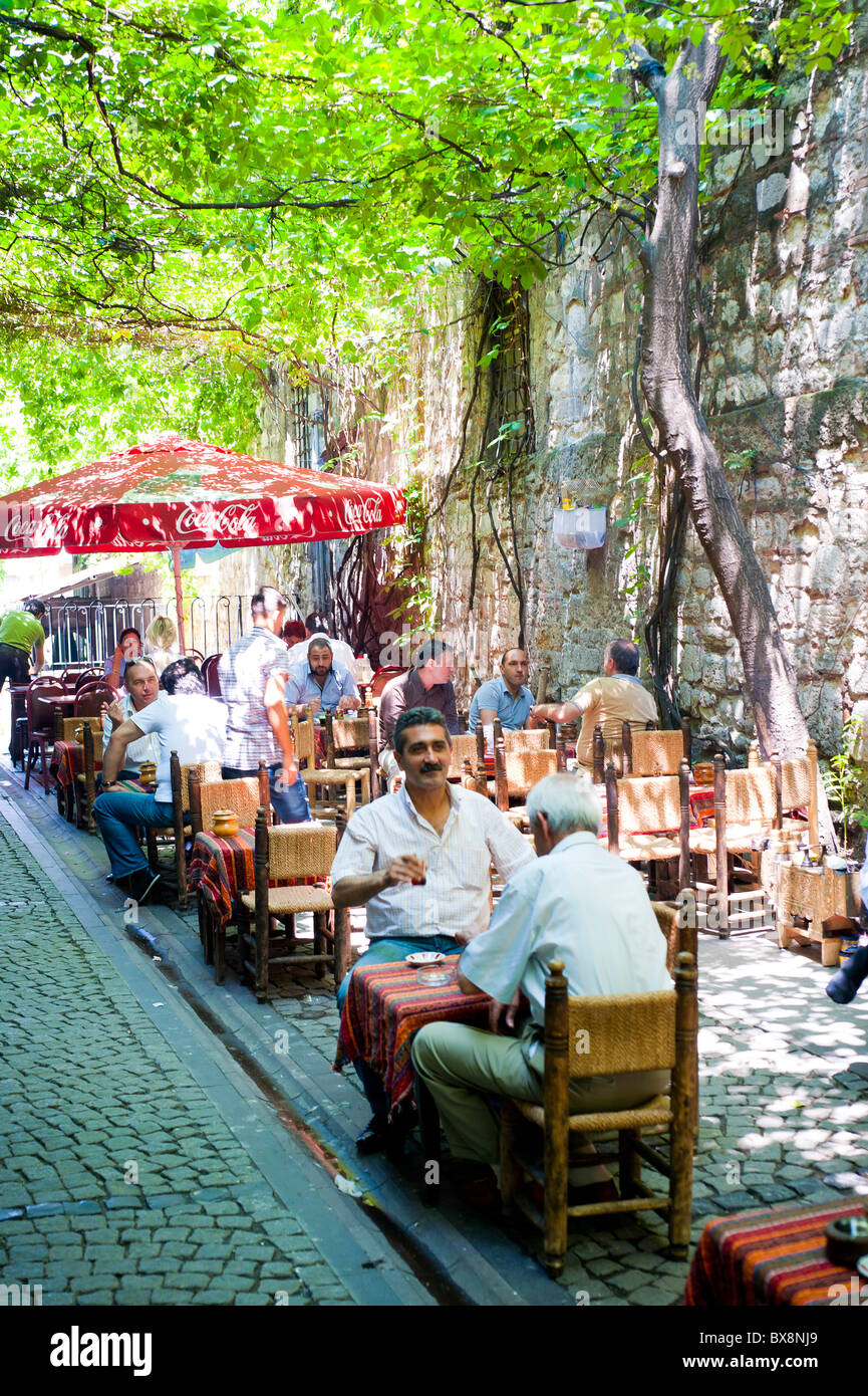 Pueblo Turco en un bar en Estambul Turquia Fotografía de stock Alamy