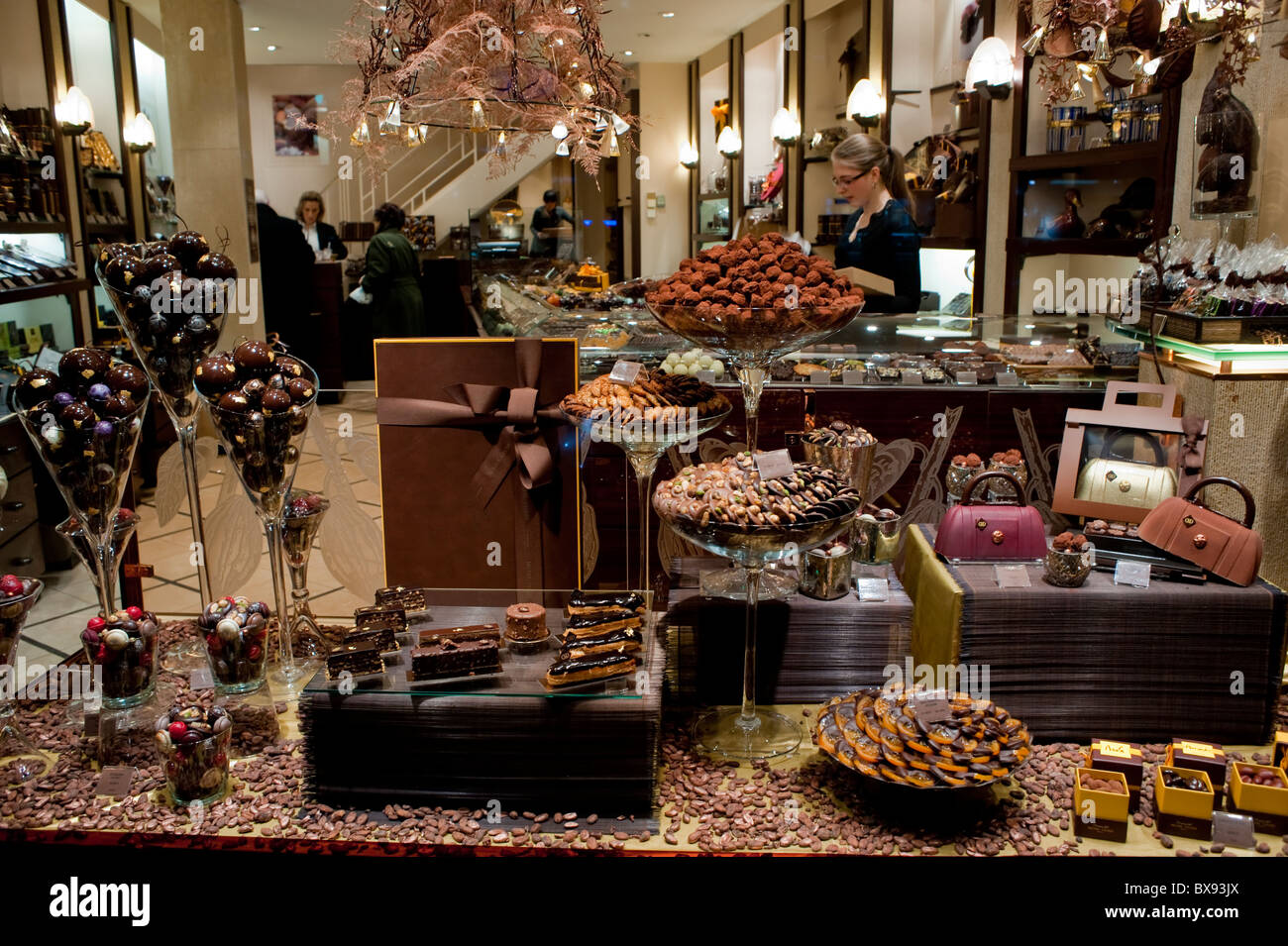 París, Francia, tiendas de lujo, 'Michel Cluizel', Escaparate de Chocolate, una chocolatería