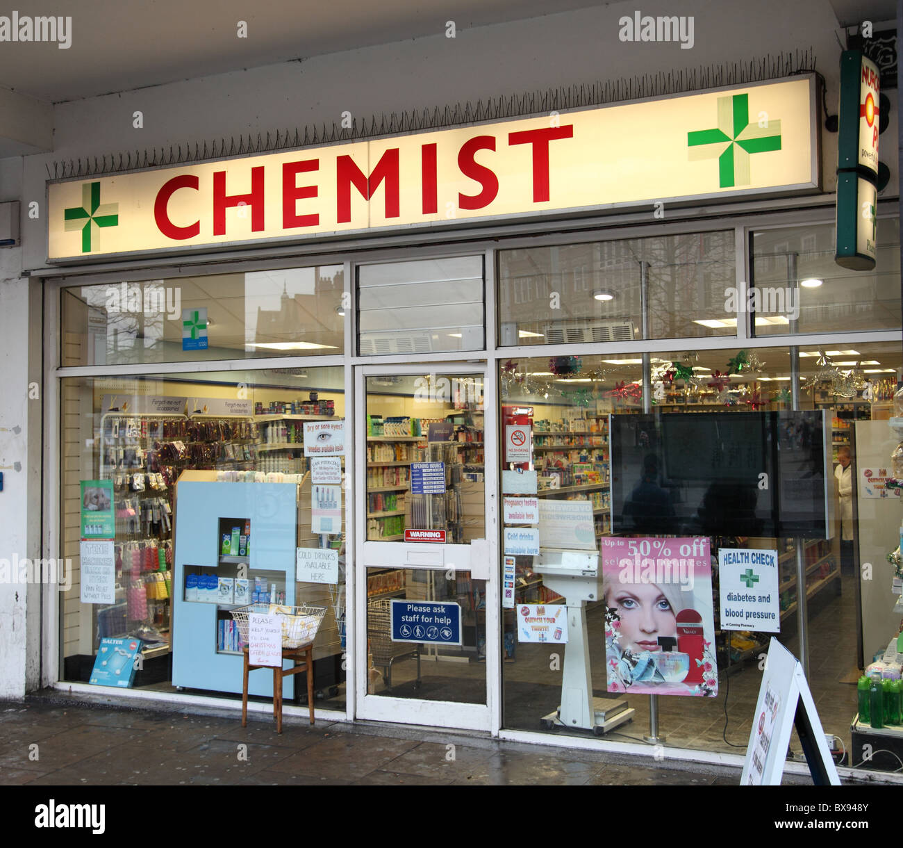 Una farmacia en una ciudad del Reino Unido. Foto de stock