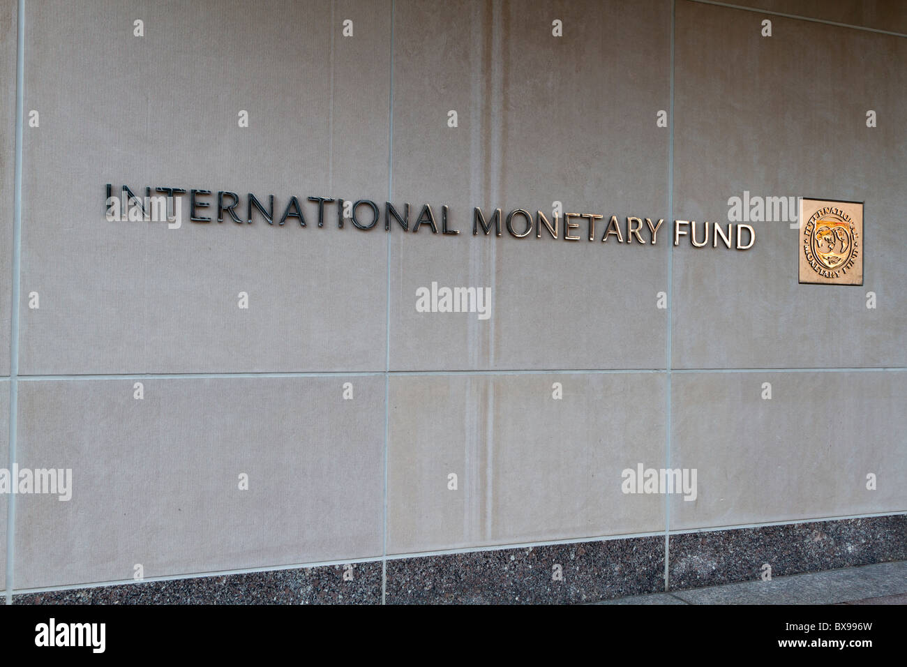 Emblema del Fondo Monetario Internacional, Washington, D.C. Foto de stock