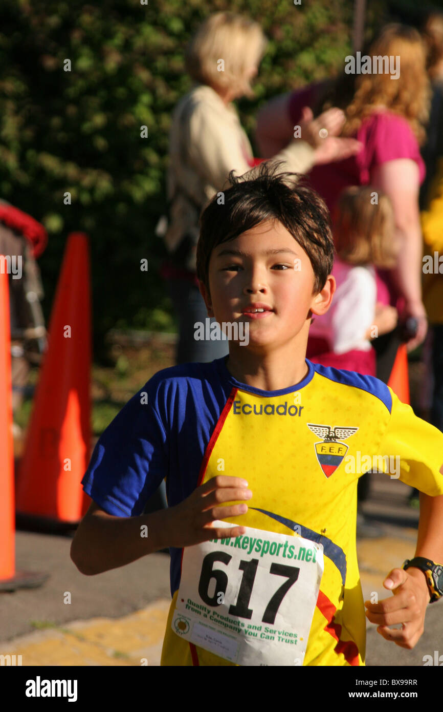 9 año de edad, Gavin Kim termina de carrera a pie. Beavercreek palomitas  Festival 5K Run a pie. Beavercreek, Ohio, EE.UU Fotografía de stock - Alamy