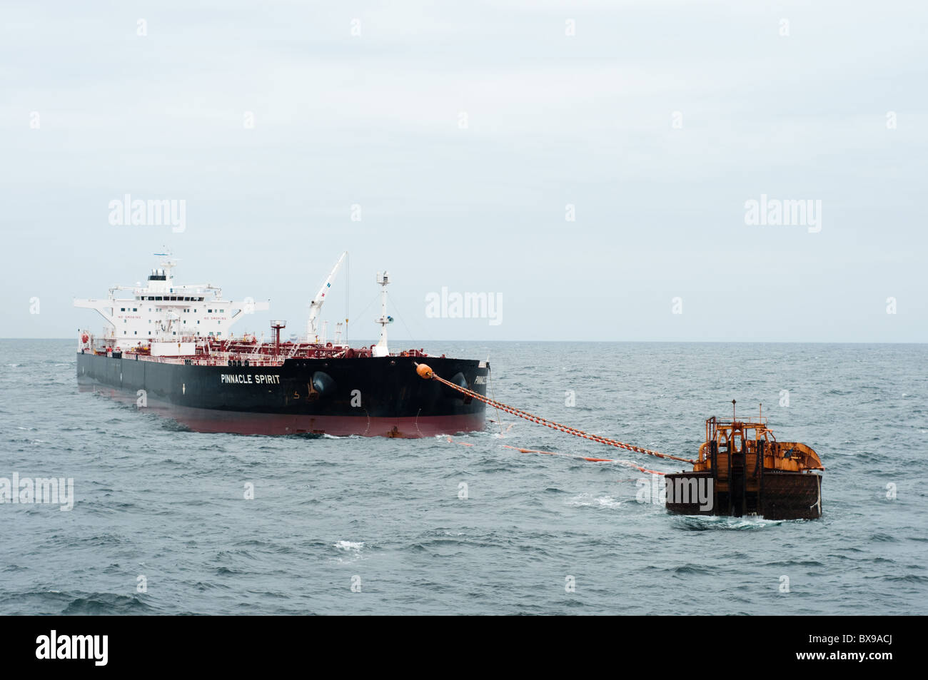 Buque petrolero anclado en la zona costera a la espera de ser cargada por una producción Oil Rig de Petrobras, la petrolera brasileña. Foto de stock