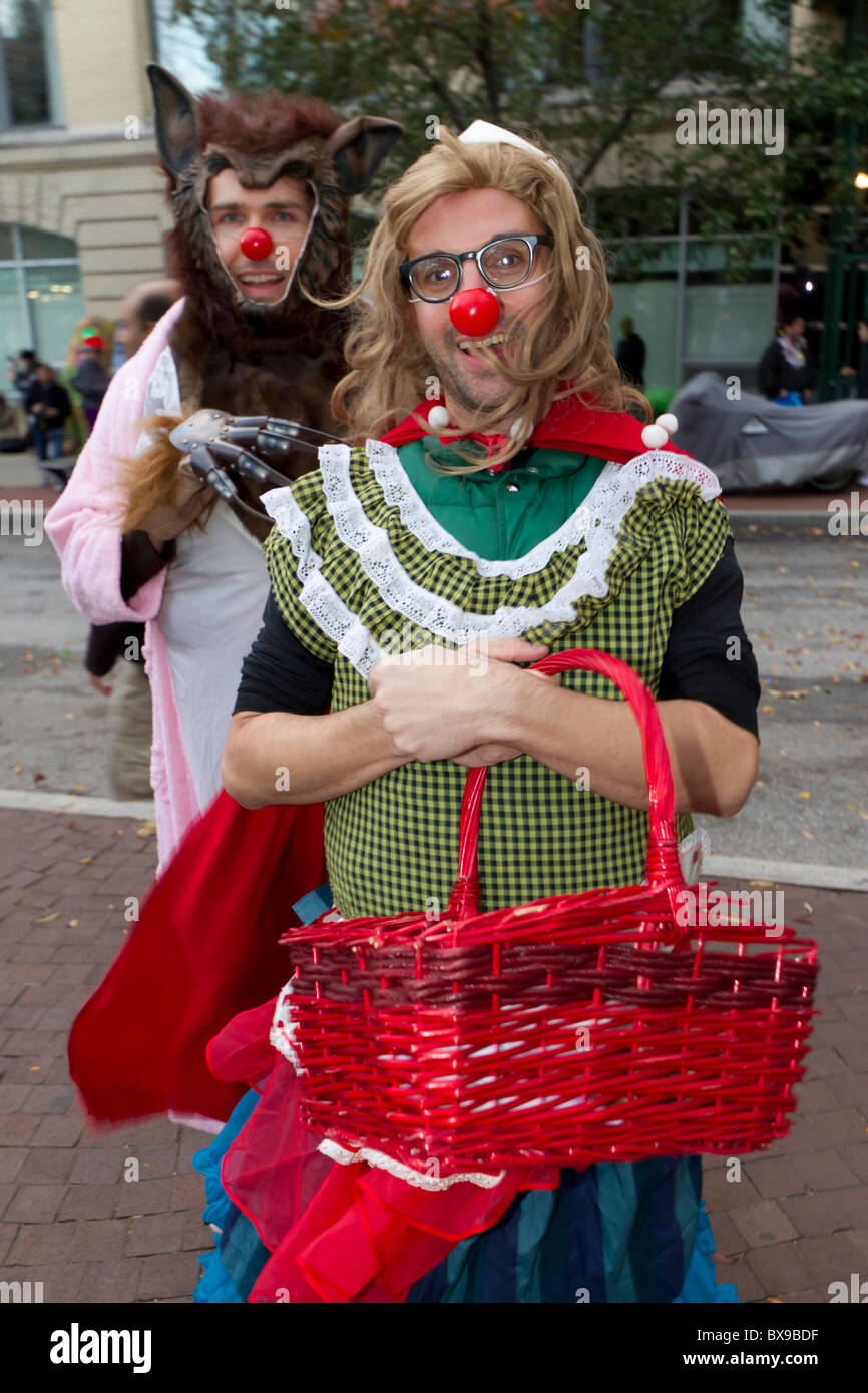 Dos hombres vestidos como Caperucita Roja y el Lobo Feroz se preparan para  marzo de 2010 en el Greenwich Village Halloween parade Fotografía de stock  - Alamy