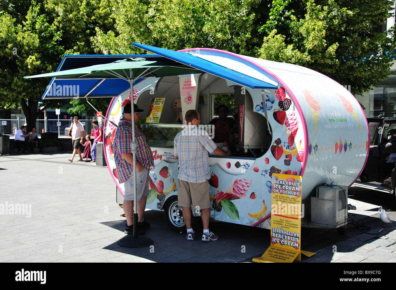 Fruta real puesto de helados, la Plaza de la Catedral, Christchurch, Canterbury, Isla del Sur, Nueva Zelanda Foto de stock