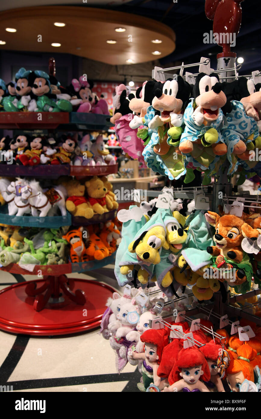 Disney Store EarPort vende juguetes, juegos y temáticas artículos de  recuerdo para turistas y visitantes de todo el mundo Fotografía de stock -  Alamy