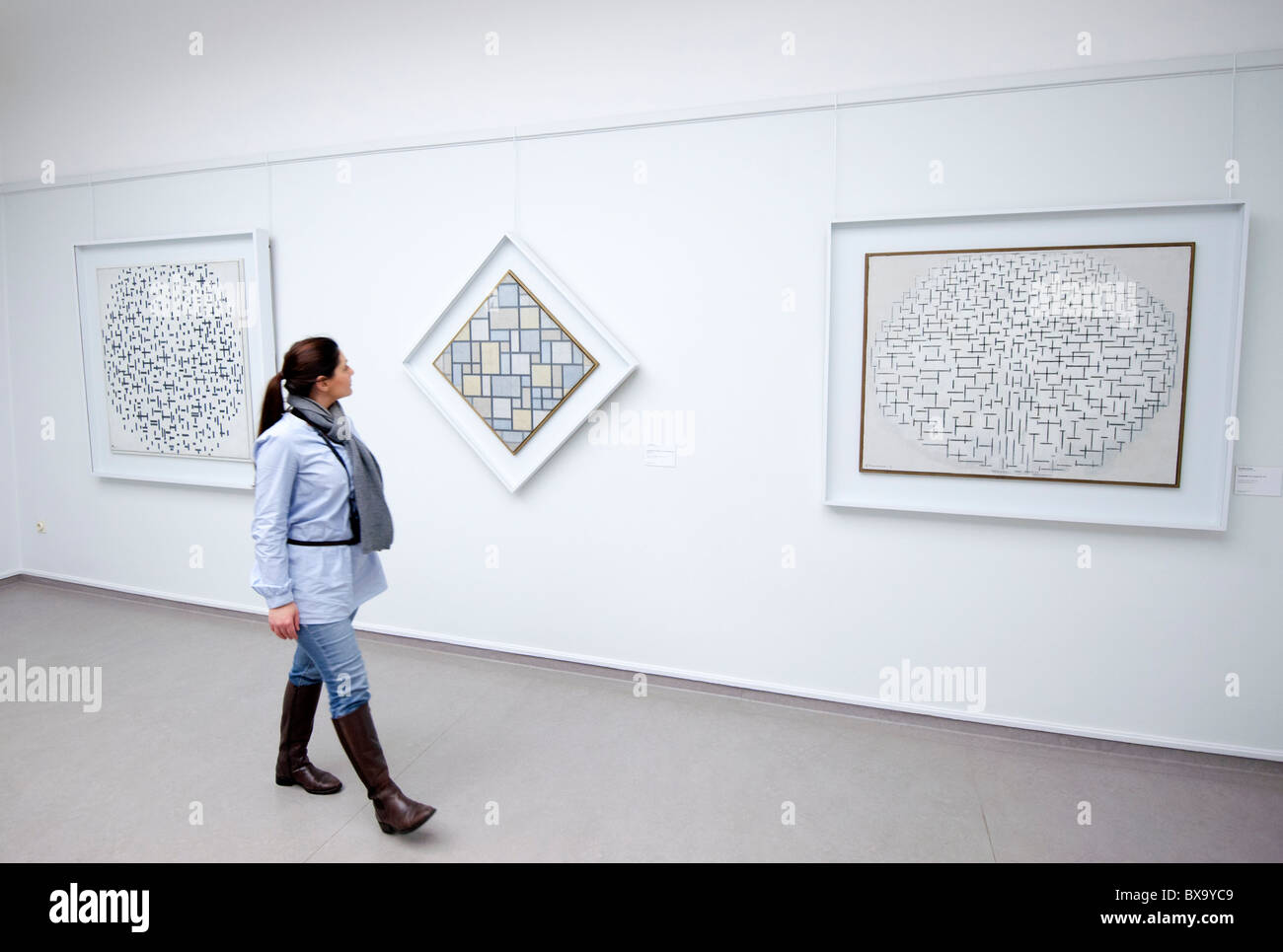 Mujer mirando las pinturas de Piet Mondriaan en Kroller-Muller Museum en los Países Bajos Foto de stock