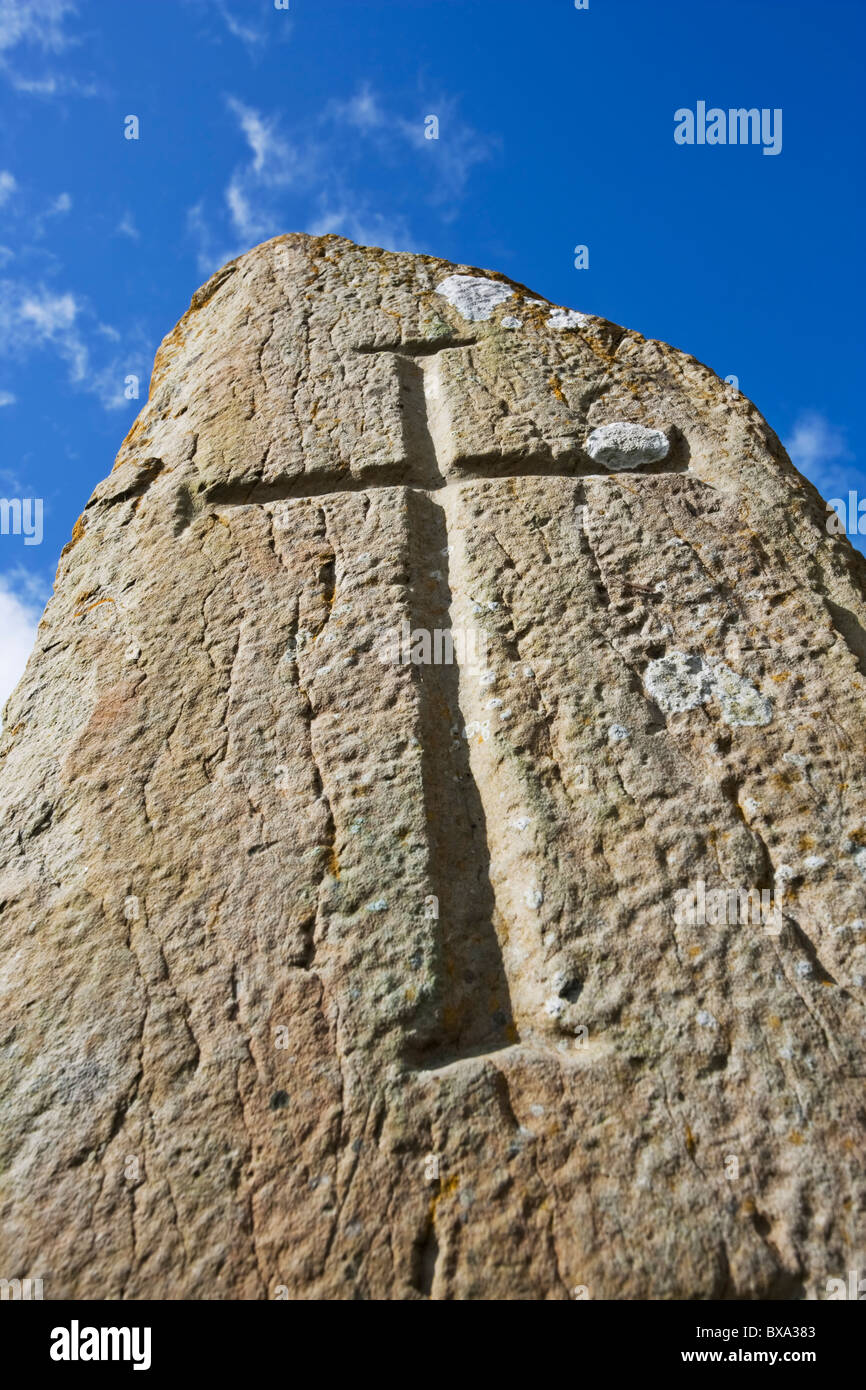 Cruz tallada profundamente en la Kilnasaggart Pilar, Condado de Down, Irlanda del Norte Foto de stock