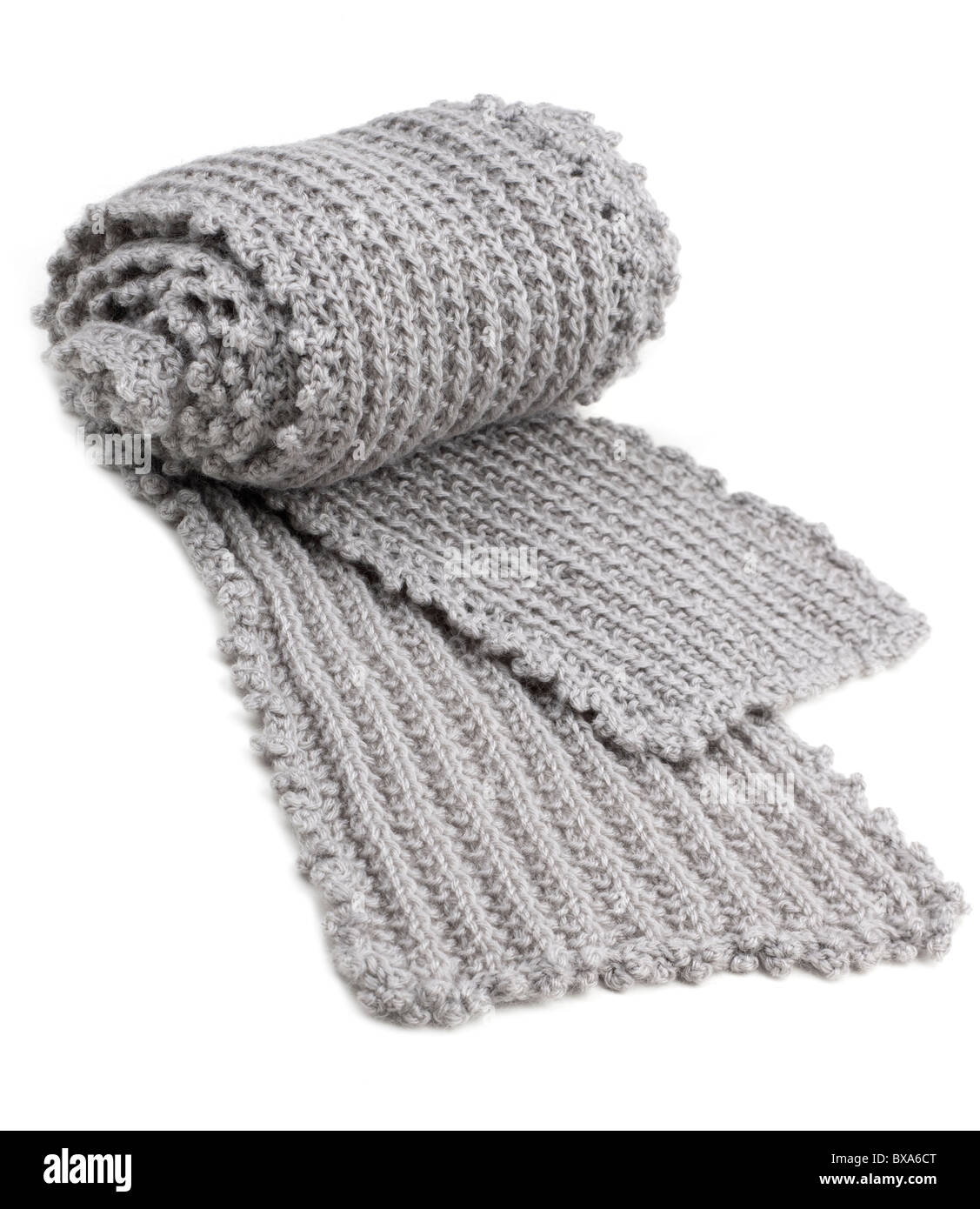 Enrollado bufanda de lana gris Foto de stock