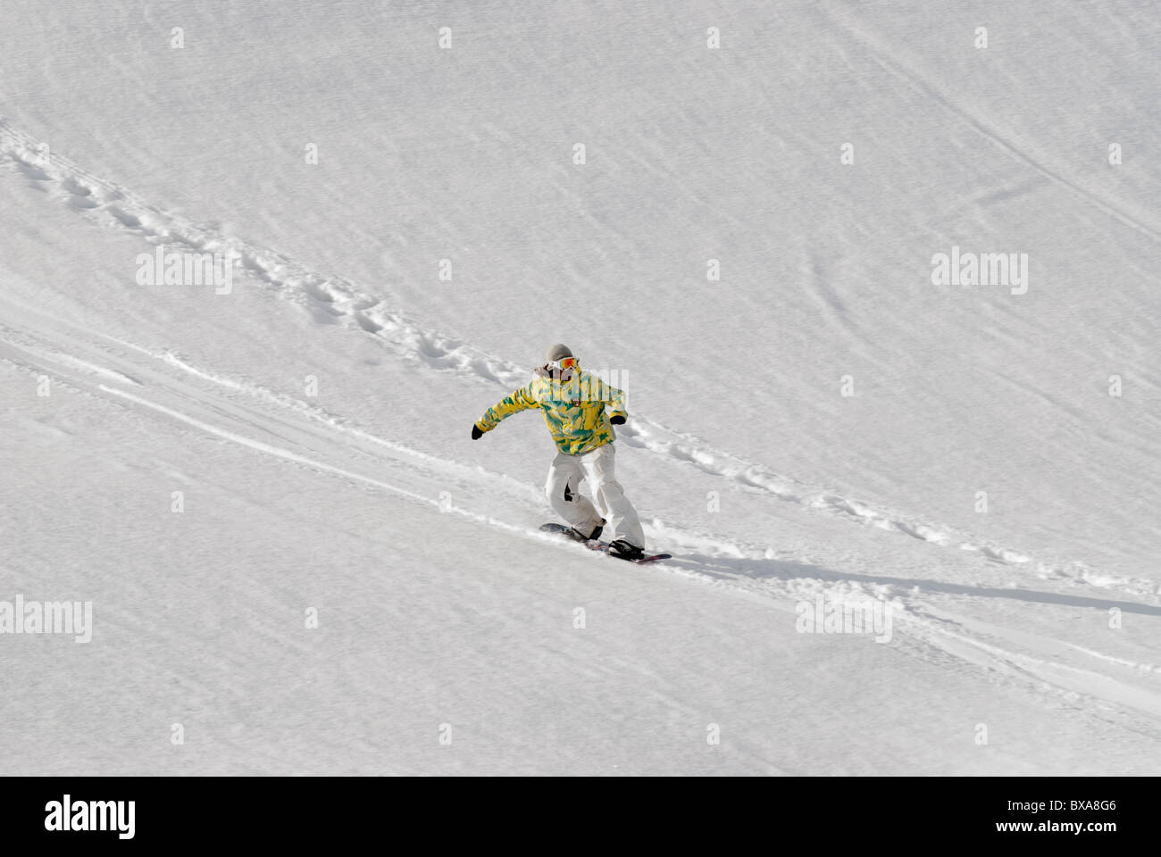 Snowboarder acercándose al kicker Foto de stock