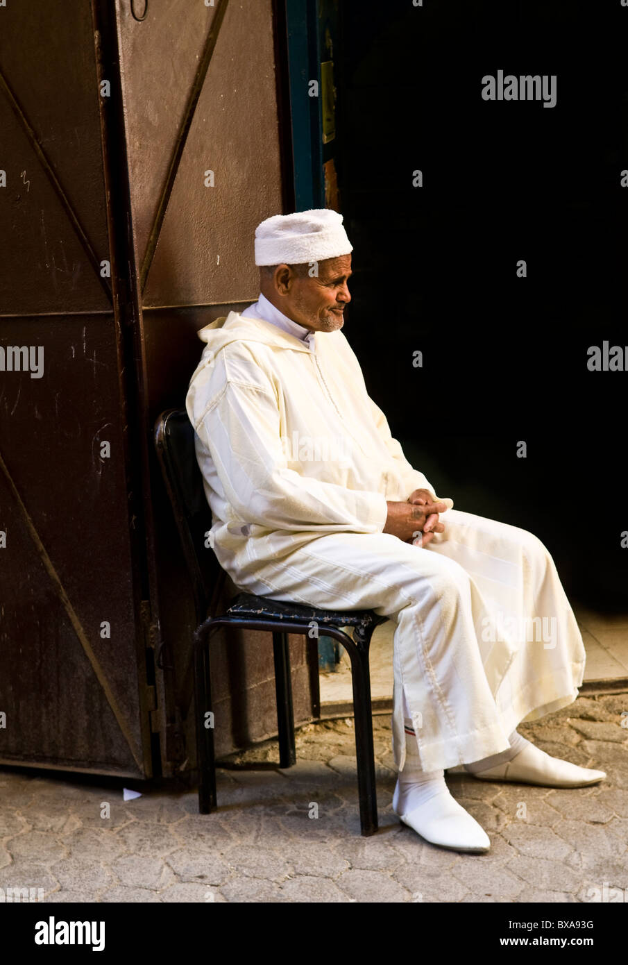 Un hombre marroquí vestido con un tradicional Jalaba Fotografía de stock -  Alamy