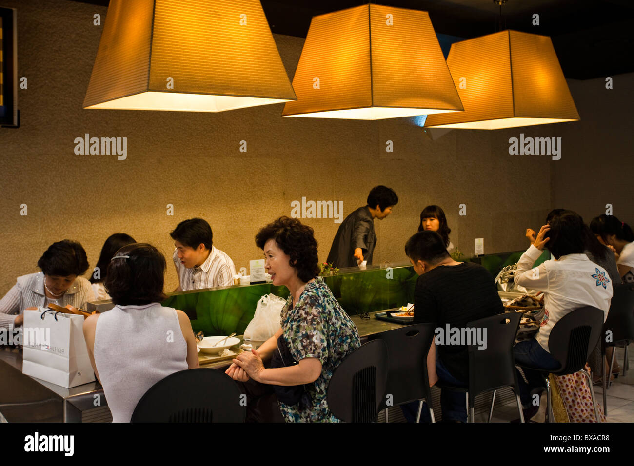 Los coreanos ricos comer el almuerzo en un restaurante en los grandes almacenes Lotte Foto de stock
