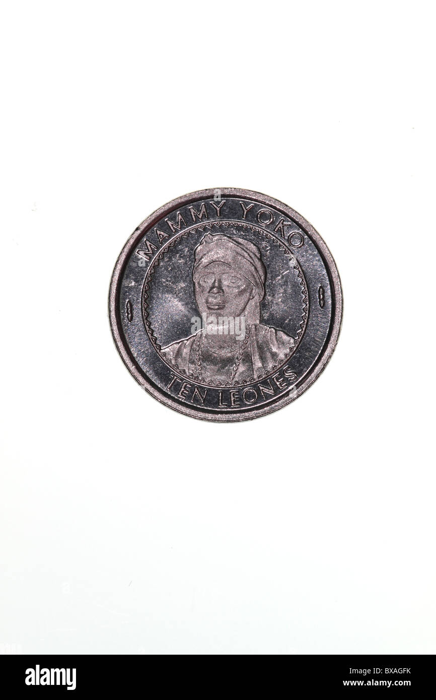 Sierra Leona 10 Leones, anverso, moneda con un retrato de Mammy Yoko (1849–1906), Reina de la Confederación kPa Mende. Grabado por Avril Vaughan Foto de stock